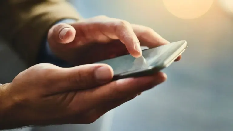 Proč se trojciferné číslo 988 stalo v USA symbolem záchrany tisíců mladých životů