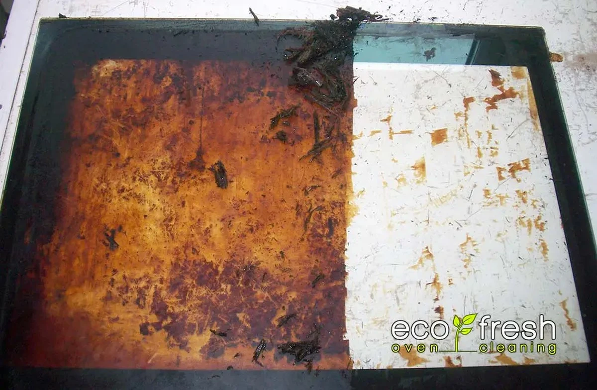 Proč se v mezeře mezi skly trouby usazuje prach a jak ho vyčistit pomocí staré ponožky - image 1