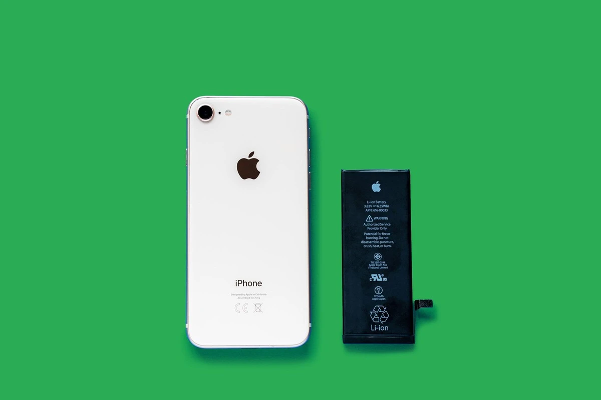 Proč se v roce 2027 změní každý iPhone: Konec éry lepených baterií je tady - image 1