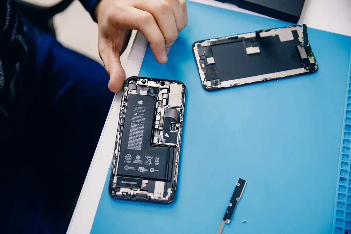 Proč se v roce 2027 změní každý iPhone: Konec éry lepených baterií je tady