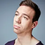 Proč se vyplatí neodmítat nudného kolegu u kávovaru