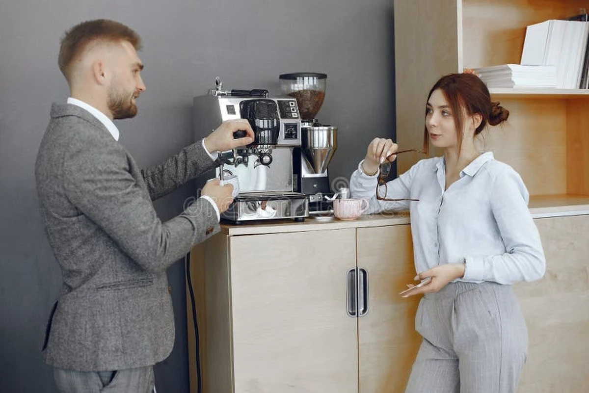 Proč se vyplatí neodmítat nudného kolegu u kávovaru - image 1