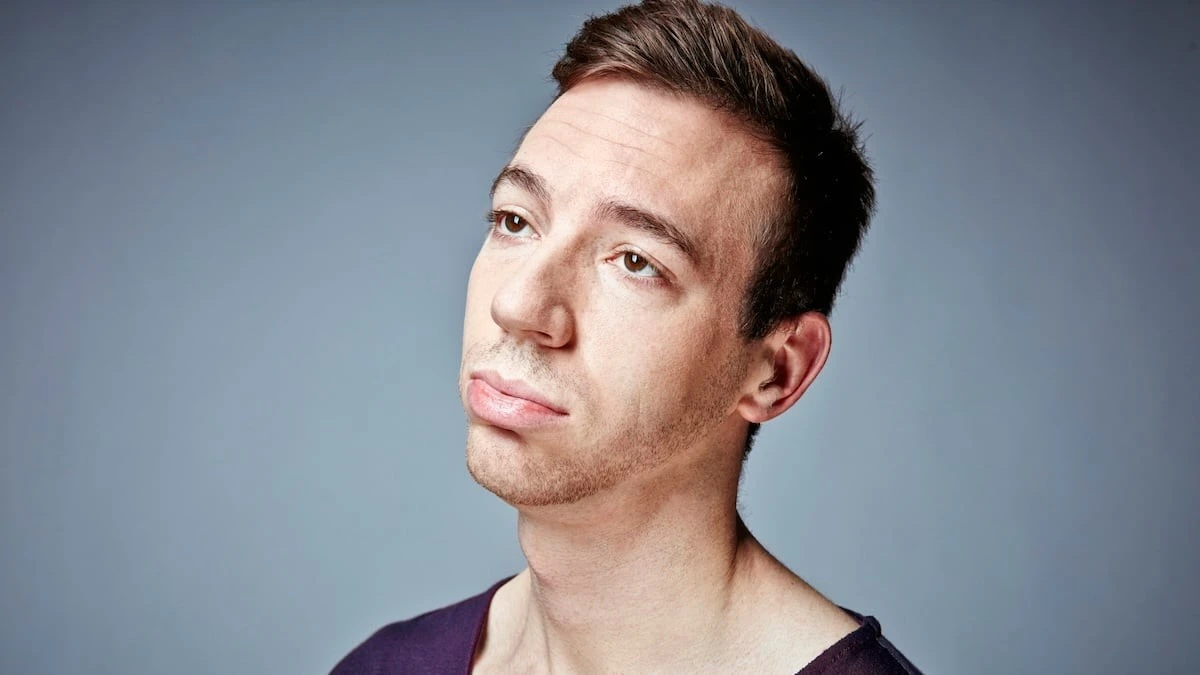 Proč se vyplatí neodmítat nudného kolegu u kávovaru