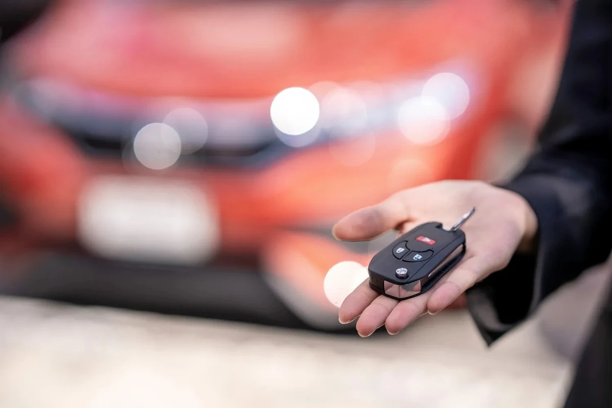 Proč se vyplatí podržet tlačítko na klíčích od auta po dobu 5 sekund
