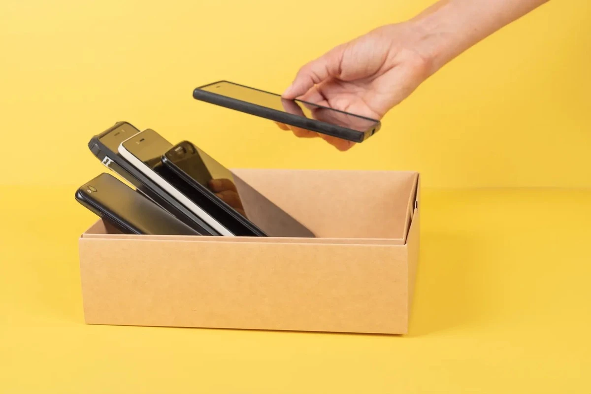 Proč se vyplatí prohledat staré šuplíky: Tato jedna drobnost určuje cenu vašeho zapomenutého telefonu