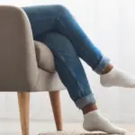 Proč sezení s nohou přes nohu ve skutečnosti neničí vaše zdraví