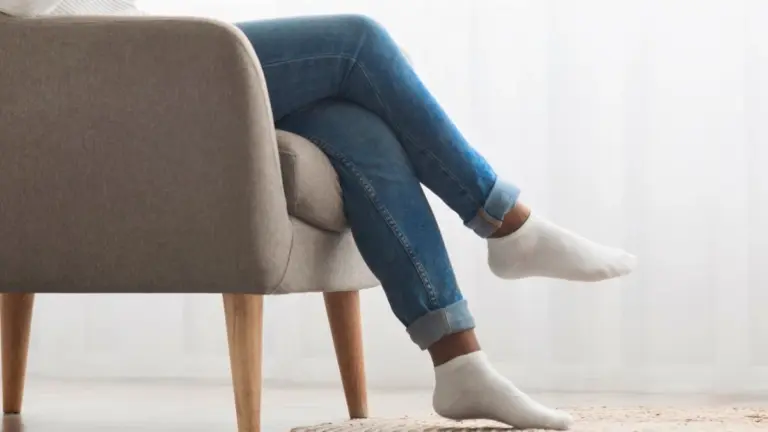 Proč sezení s nohou přes nohu ve skutečnosti neničí vaše zdraví