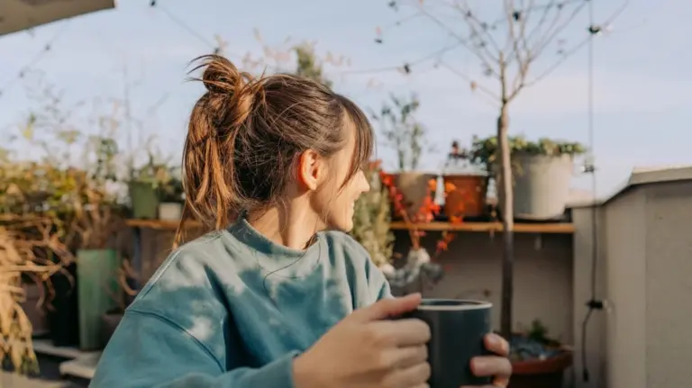 Proč si zkušení majitelé malých balkonů kupují tento hybridní stůl se záhonem