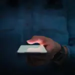 Proč vám bývalý partner napíše přesně ve chvíli, kdy na něj myslíte: Nejde o osud, ale o algoritmus