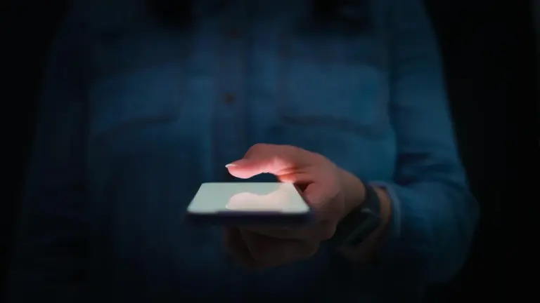 Proč vám bývalý partner napíše přesně ve chvíli, kdy na něj myslíte: Nejde o osud, ale o algoritmus