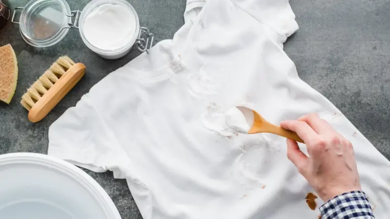 Proč vyprané prádlo stále smrdí: Stačí přidat sklenici octa před praním