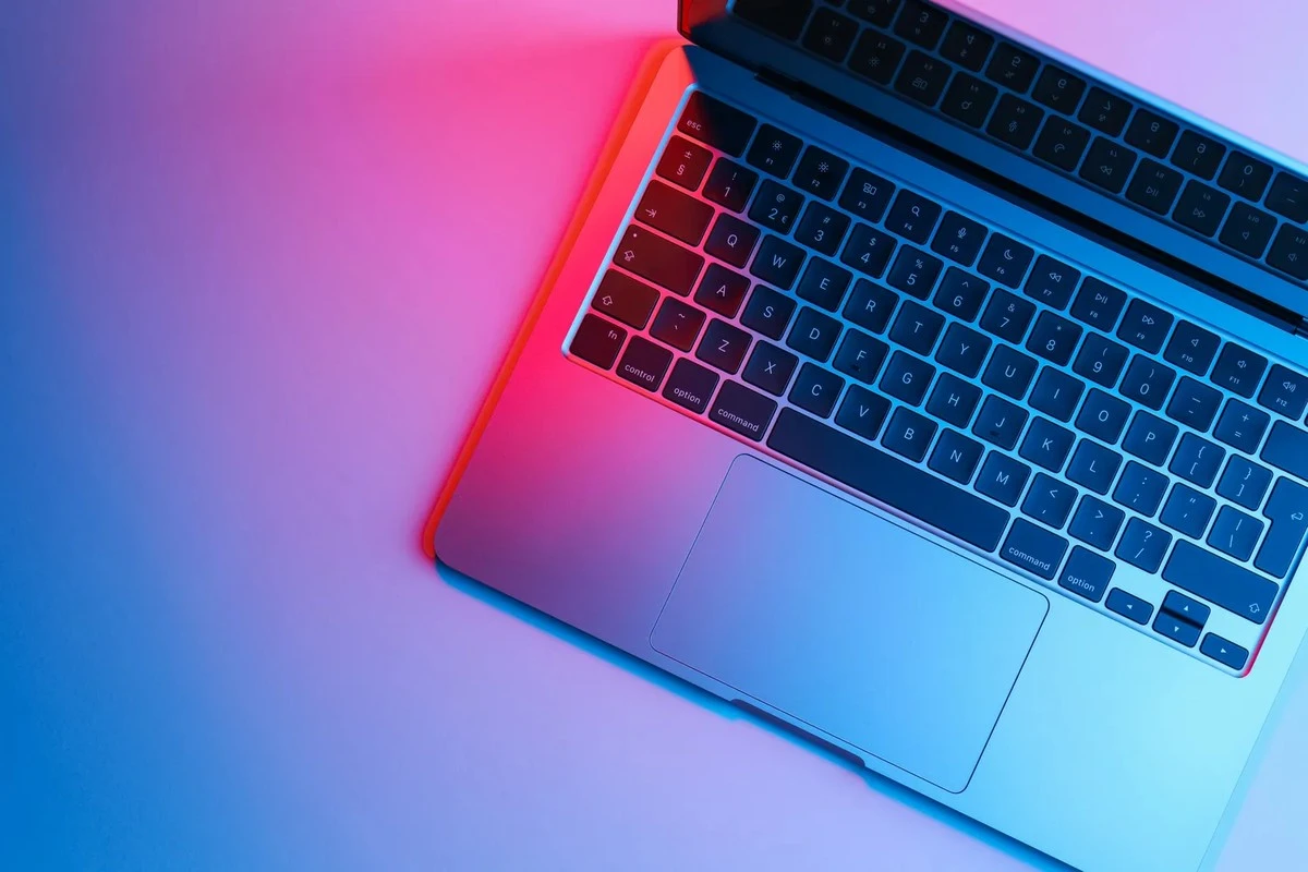 Proč z krabic s notebooky zmizí klasické nabíječky