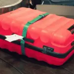 Proč zkušení cestovatelé letos dávají na kufr tento nenápadný popruh z Tchiba