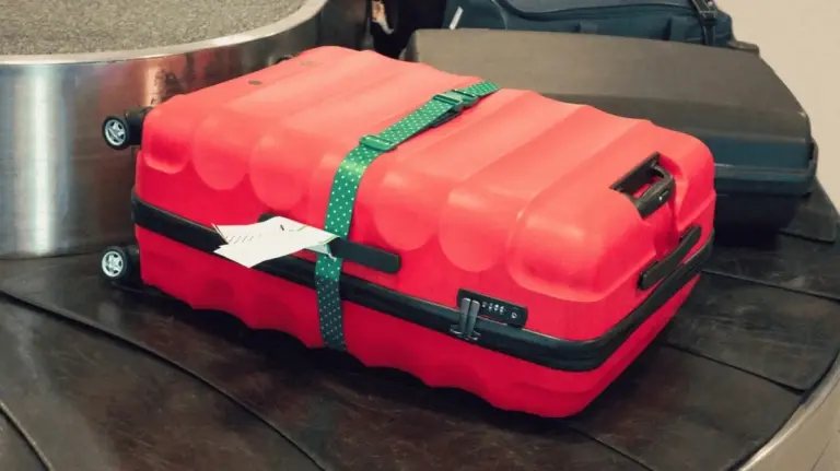 Proč zkušení cestovatelé letos dávají na kufr tento nenápadný popruh z Tchiba