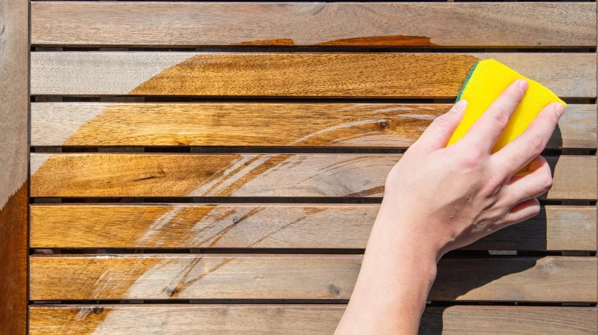 Proč zkušení chalupáři s olejováním nábytku čekají na 10 stupňů