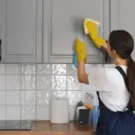 Proč zkušení designéři radí čistit matnou kuchyni suchou utěrkou