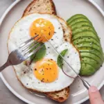 Proč zkušení dietologové doporučují snídat dříve a co to udělá s vaším pasem