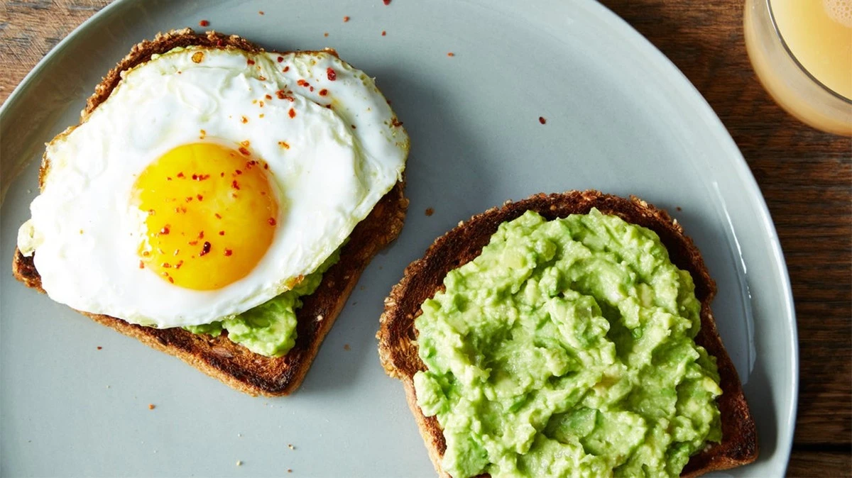 Proč zkušení dietologové doporučují snídat dříve a co to udělá s vaším pasem - image 1