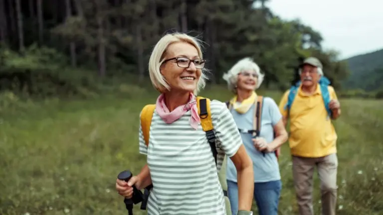Proč zkušení fyzioterapeuti radí chodit po trávě místo po asfaltu