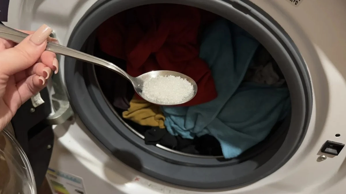 Proč zkušení hospodyňky přidávají lžíci kyseliny citronové přímo do bubnu pračky