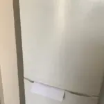 Proč zkušení hospodáři vkládají list papíru do dveří lednice