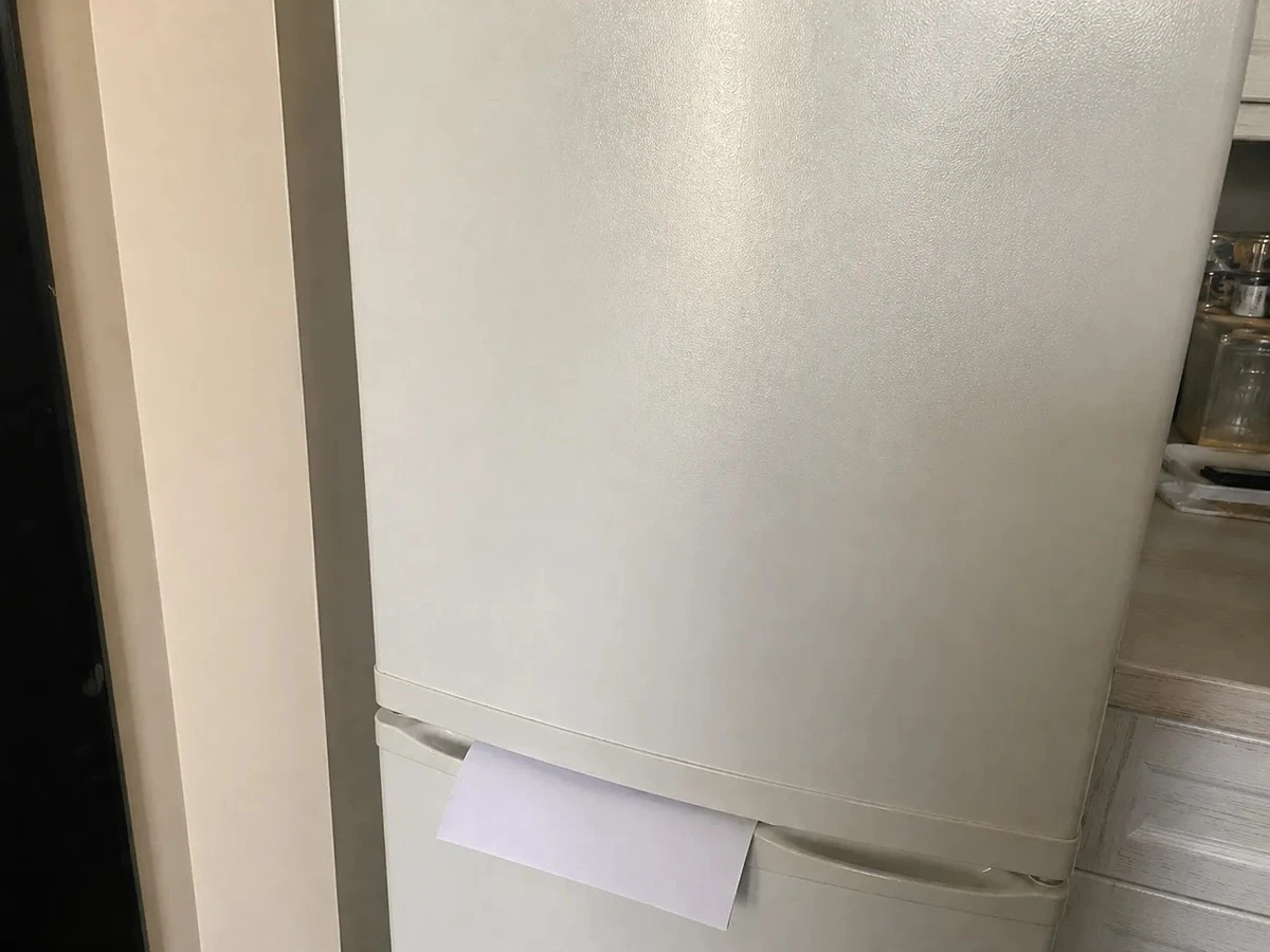 Proč zkušení hospodáři vkládají list papíru do dveří lednice