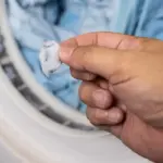 Proč zkušení hospodyňky dávají do pračky ocet a k čemu slouží gumová rukavice