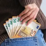 Proč zkušení hospodáři nosí v levé kapse minci nebo malou větvičku