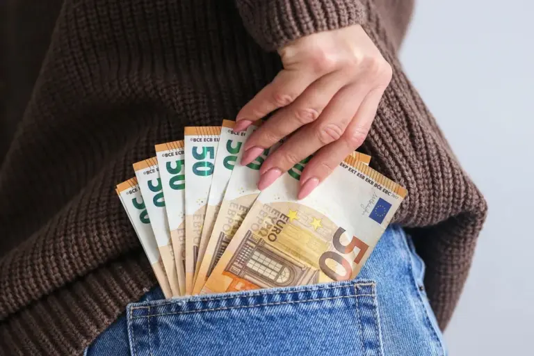 Proč zkušení hospodáři nosí v levé kapse minci nebo malou větvičku