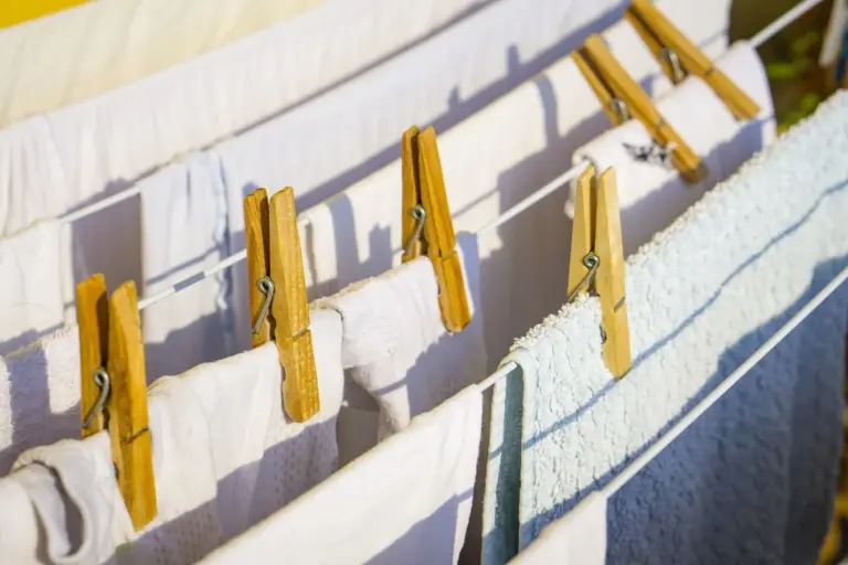 Proč zkušení hospodyně dávají ke světlému prádlu i barevný ručník