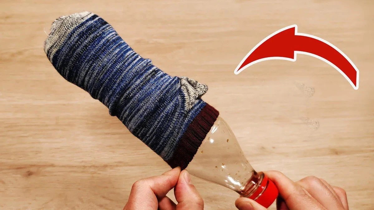 Proč zkušení hospodáři navlékají starou ponožku na plastovou lahev