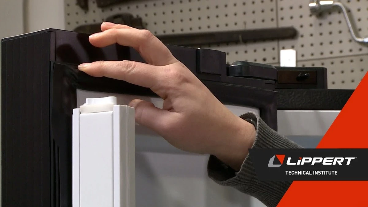 Proč zkušení hospodáři vkládají list papíru do dveří lednice - image 1