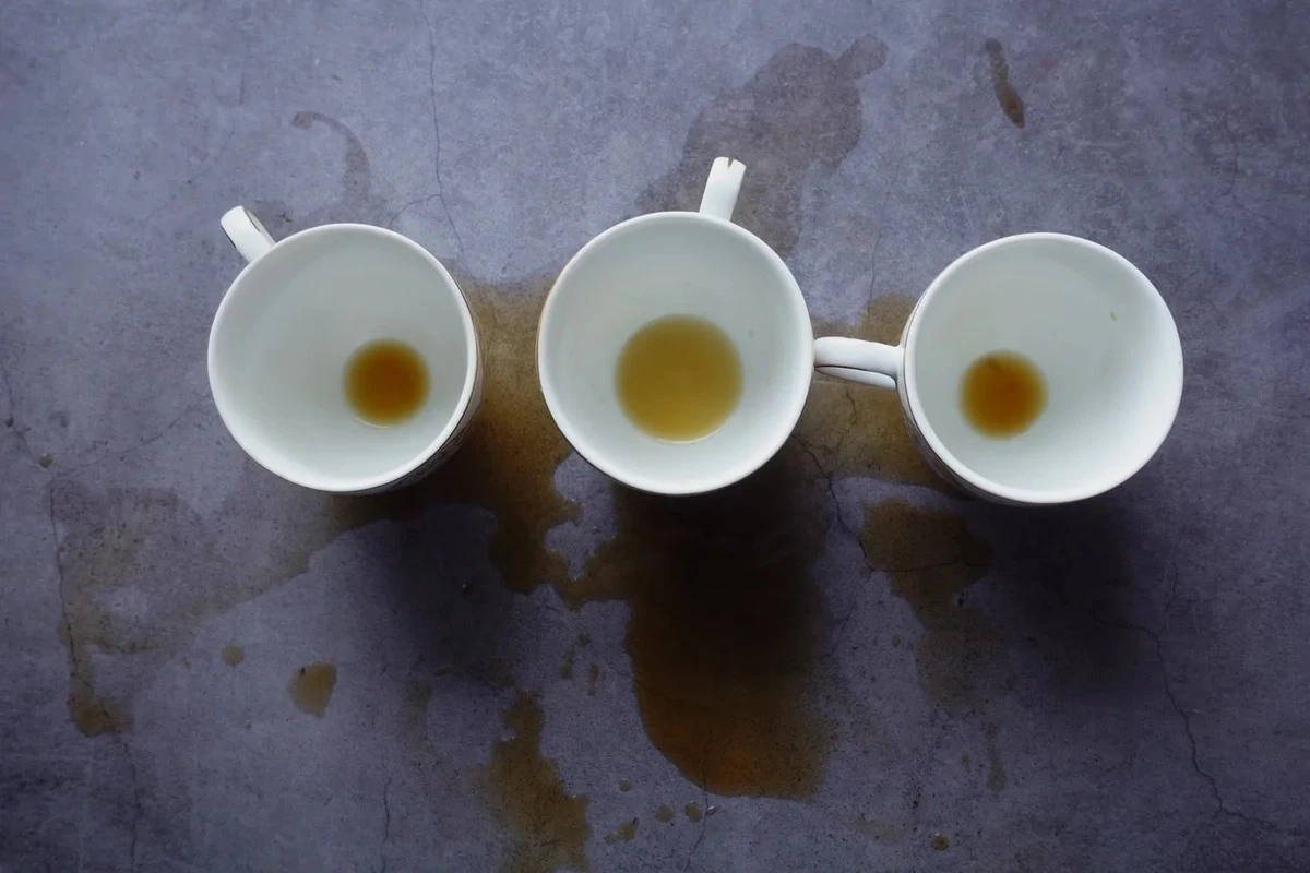 Proč zkušení hostitelé sypou do hrnků od čaje lžičku soli