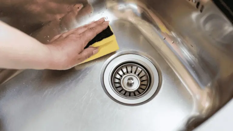 Proč zkušení hostitelé vtírají kapku oleje do čistého dřezu