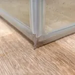 Proč zkušení hostitelé nanášejí na těsnění sprchy obyčejnou zubní pastu