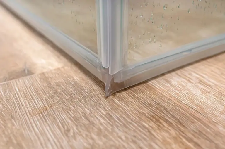 Proč zkušení hostitelé nanášejí na těsnění sprchy obyčejnou zubní pastu