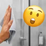 Proč zkušení hostitelé lijí leštidlo do myčky přímo na stěny sprchy