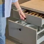 Proč zkušení hostitelé dávají na dno kuchyňských šuplíků obyčejný alobal