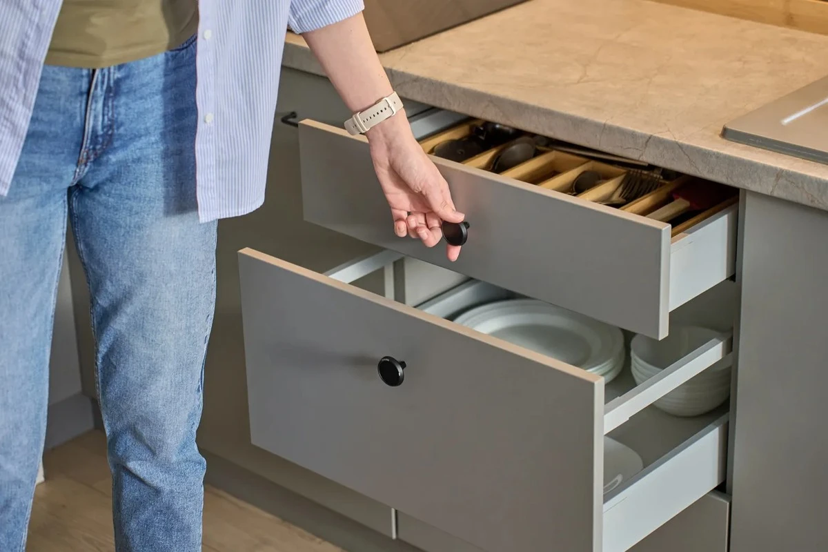 Proč zkušení hostitelé dávají na dno kuchyňských šuplíků obyčejný alobal