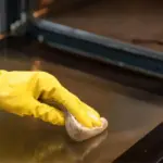 Proč zkušení hostitelé navlékají na stěrku ponožku při čištění trouby