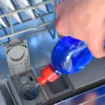 Proč zkušení hostitelé dávají lžíci leštidla do sprchového koutu