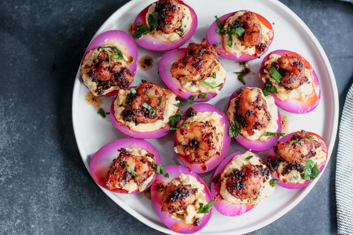 Proč zkušení hostitelé letos dávají vařená vejce do nálevu z červené řepy - image 1