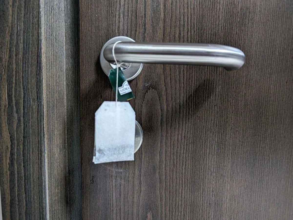 Proč zkušení hostitelé věší čajový sáček na kliku u dveří - image 1
