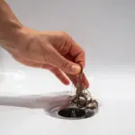 Proč zkušení instalatéři sypou do odpadu obyčejnou sůl: Stačí jedna věc z kuchyně