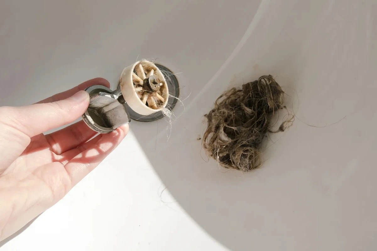 Proč zkušení instalatéři nalévají do odpadu směs jaru a soli před spaním