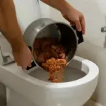 Proč zkušení instalatéři nikdy nevylévají zbytek polévky do toalety