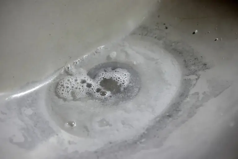 Proč zkušení instalatéři nejdříve sypou sodu a teprve potom berou do ruky zvon