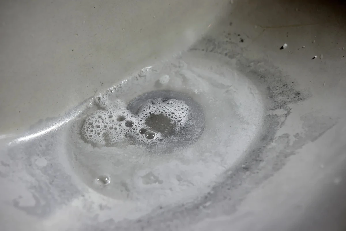 Proč zkušení instalatéři nejdříve sypou sodu a teprve potom berou do ruky zvon