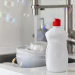 Proč zkušení instalatéři radí nalít trochu saponátu na nádobí do toalety