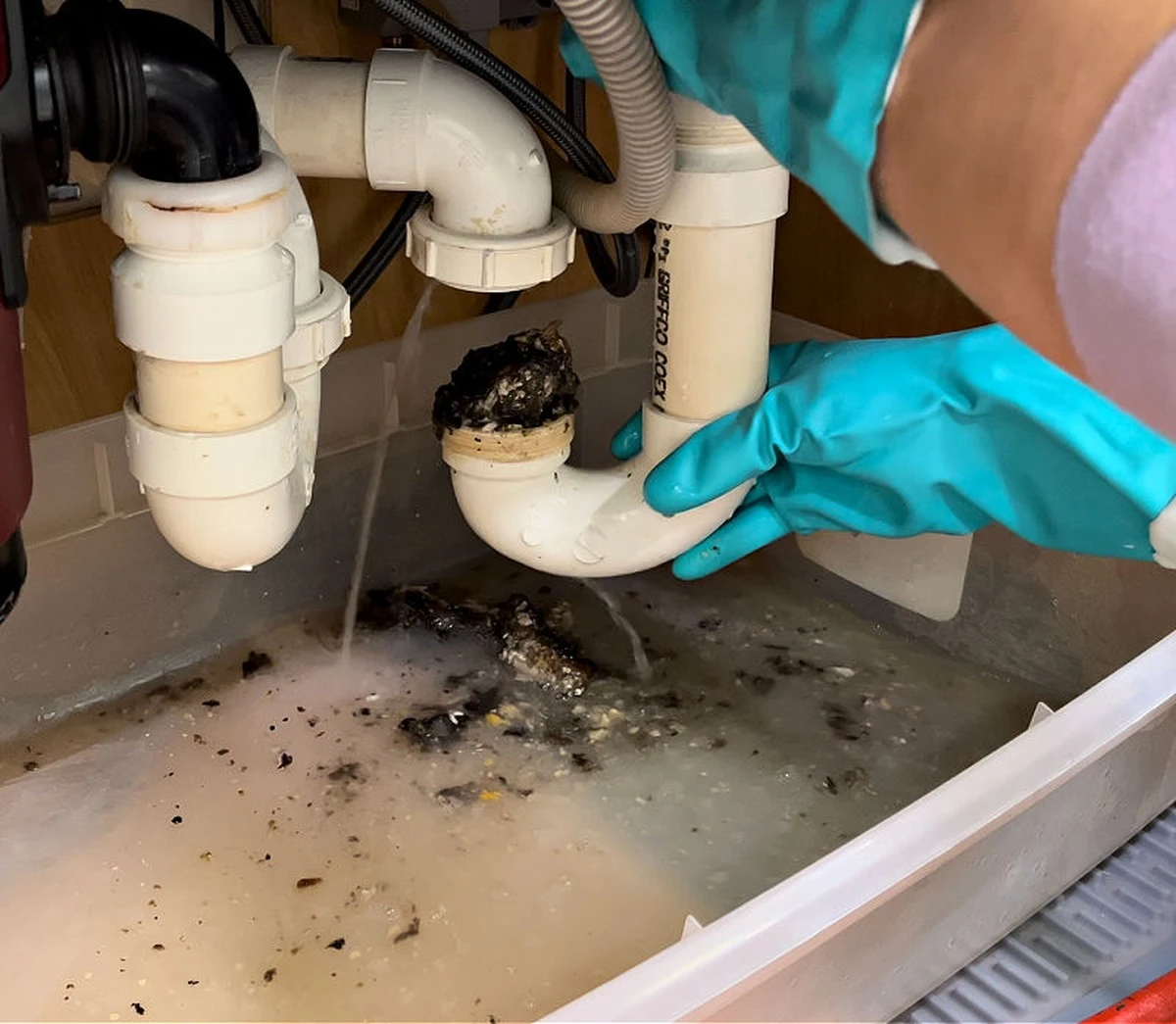 Proč zkušení instalatéři nalévají do odpadu směs jaru a soli před spaním - image 1